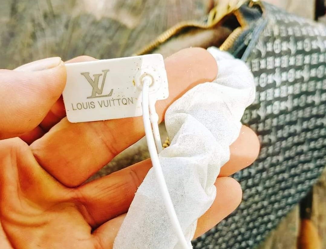 Nhặt r&aacute;c l&agrave;m sạch biển, lượm được t&uacute;i h&agrave;ng hiệu Louis Vuitton - Ảnh 2.
