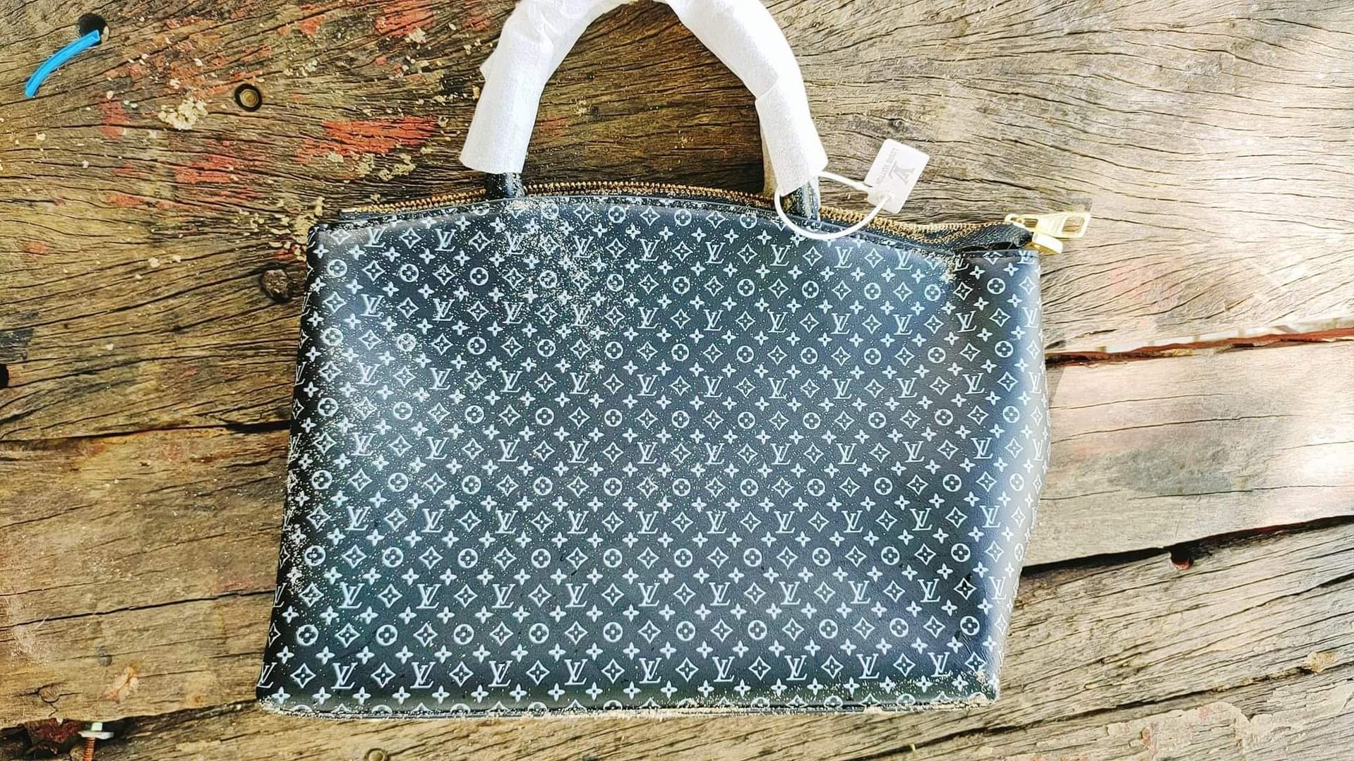 Nhặt r&aacute;c l&agrave;m sạch biển, lượm được t&uacute;i h&agrave;ng hiệu Louis Vuitton - Ảnh 1.