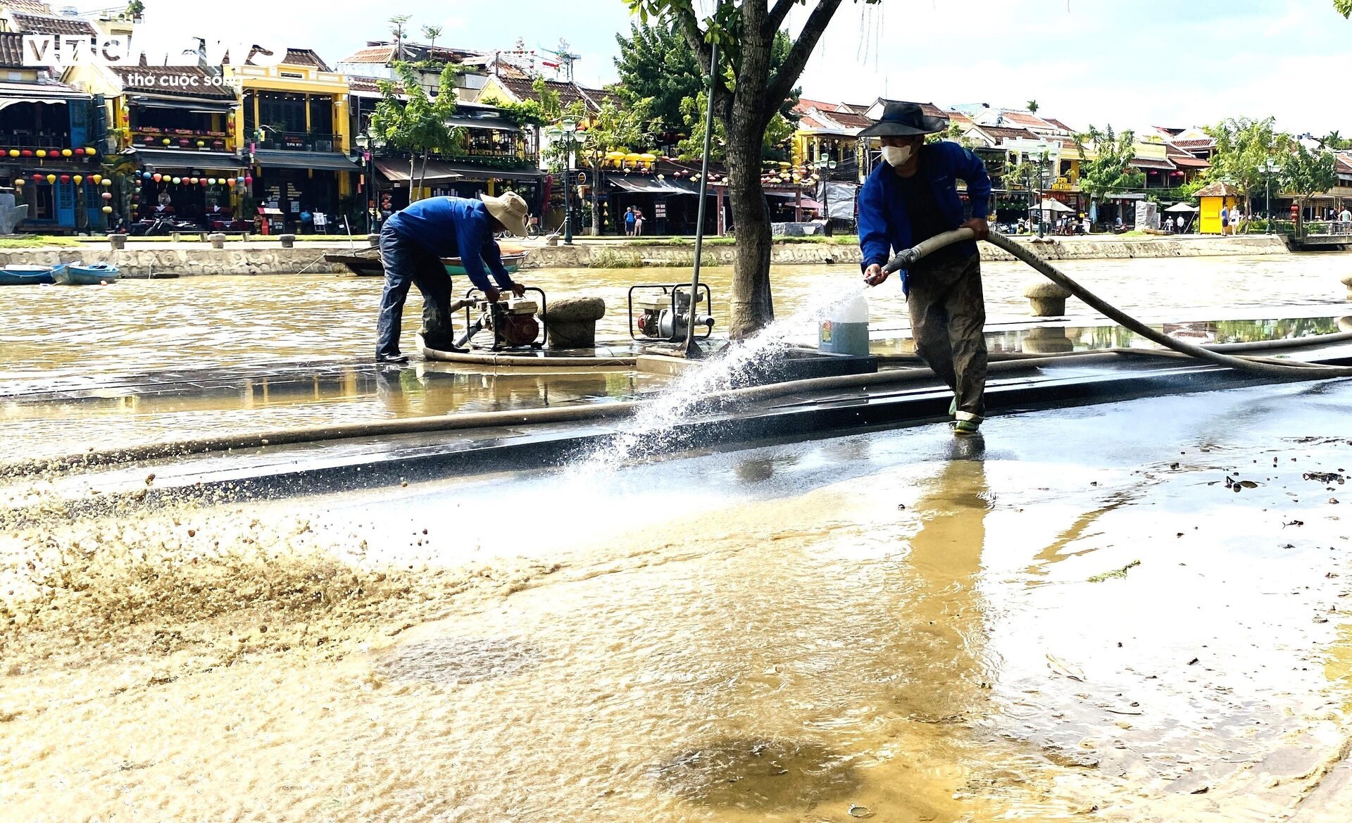 5 ngày đón 2 đợt lũ, dân phố cổ Hội An quay cuồng dọn bùn non - Ảnh 9.