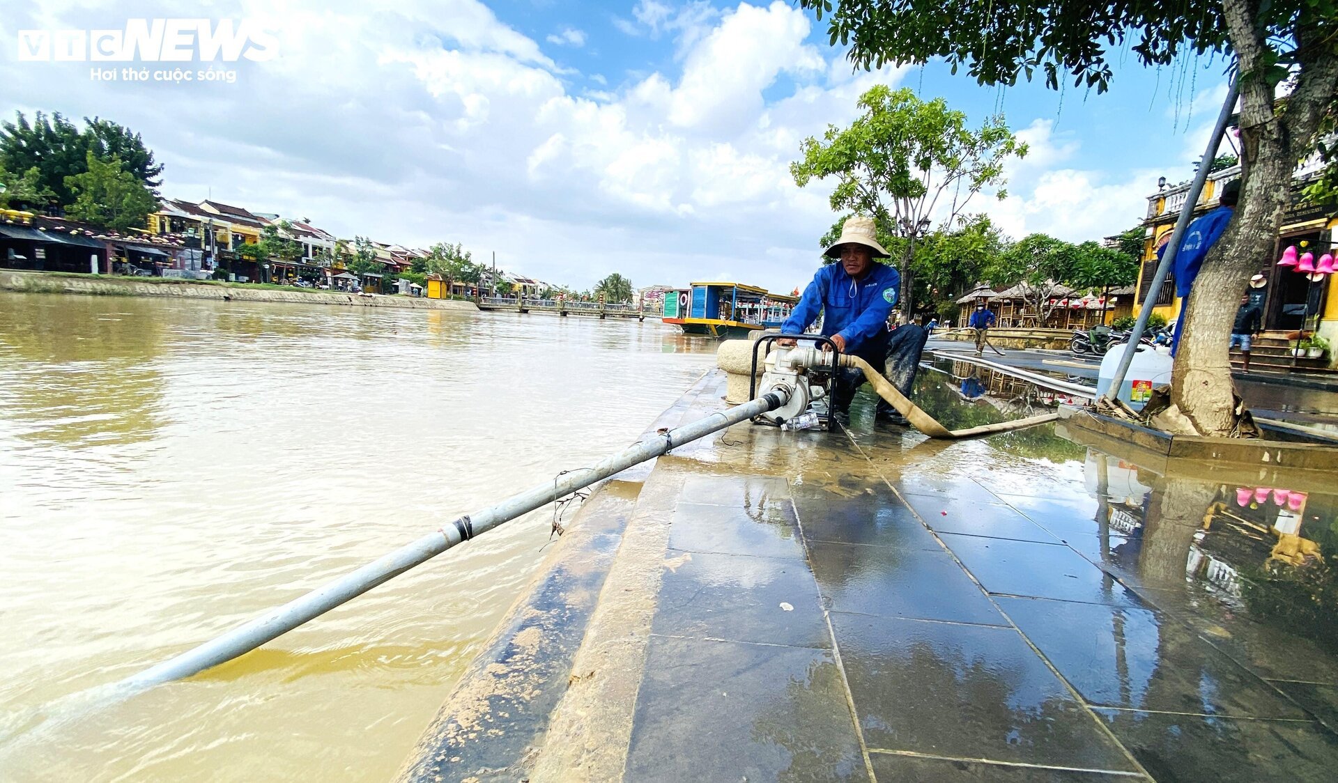 5 ngày đón 2 đợt lũ, dân phố cổ Hội An quay cuồng dọn bùn non - Ảnh 4.