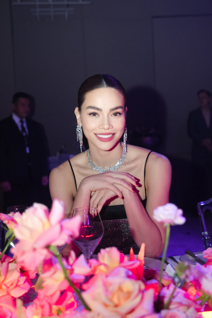 Hồ Ngọc Hà đeo trang sức 20 tỷ đọ sắc bất phân thắng bại với Hoa hậu Pia Wurtzbach