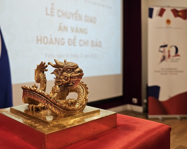 Ấn vàng triều Nguyễn 'Hoàng đế chi bảo' đã về Việt Nam - Ảnh 2. Ấn vàng triều Nguyễn 'Hoàng đế chi bảo' đã về Việt Nam - Ảnh 2.