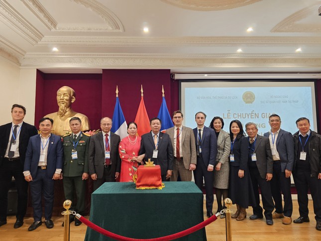 Ấn vàng triều Nguyễn 'Hoàng đế chi bảo' đã về Việt Nam - Ảnh 1. Ấn vàng triều Nguyễn 'Hoàng đế chi bảo' đã về Việt Nam - Ảnh 1.