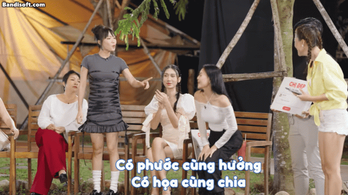 Cặp song ca &quot;liều lĩnh&quot; nhất show Chị Đẹp: Lan Ngọc có gan hát, Diệu Nhi có gan nhảy phụ họa! - Ảnh 1.