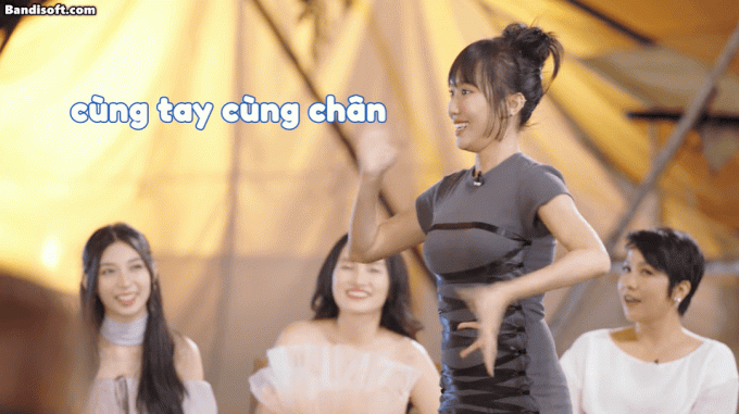 Cặp song ca &quot;liều lĩnh&quot; nhất show Chị Đẹp: Lan Ngọc có gan hát, Diệu Nhi có gan nhảy phụ họa! - Ảnh 2.