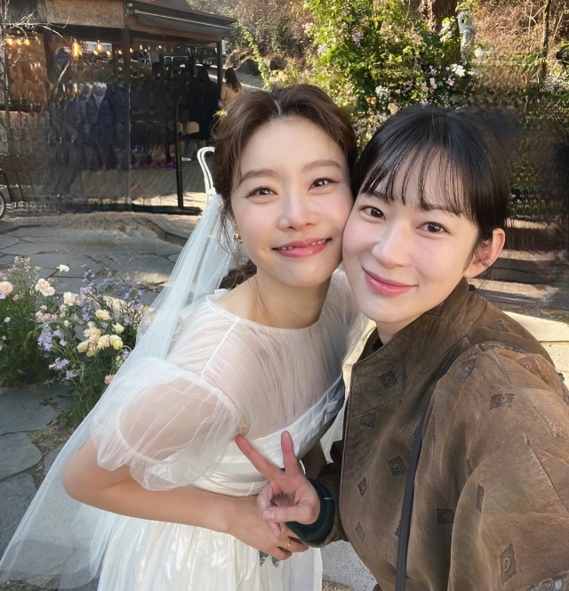 Hôn lễ mỹ nhân Quân Vương Bất Diệt: Chú rể lau nước mắt cho cô dâu, Hyeri lộ diện hậu chia tay Ryu Jun Yeol - Ảnh 14.