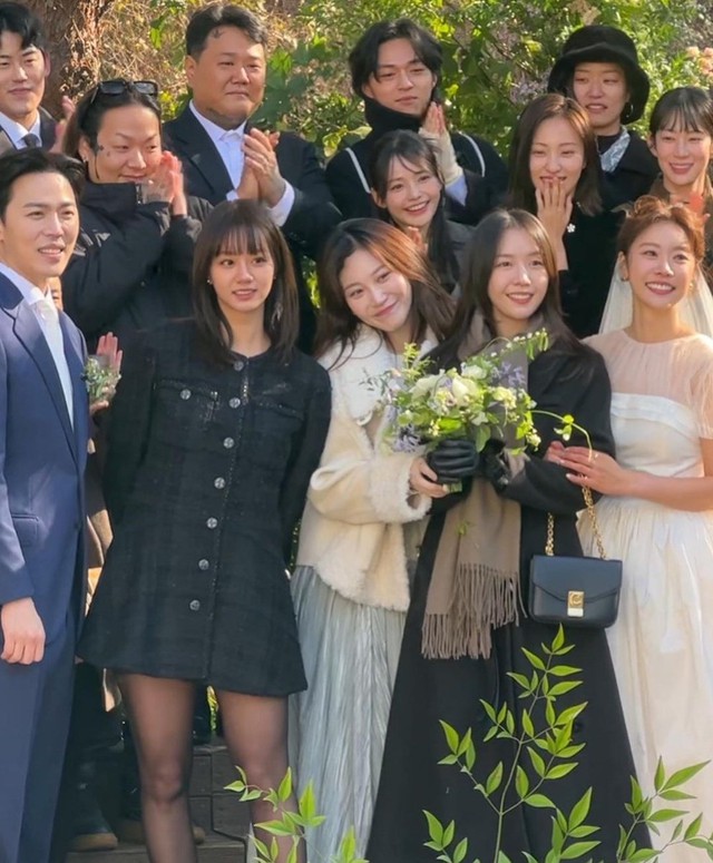 Hôn lễ mỹ nhân Quân Vương Bất Diệt: Chú rể lau nước mắt cho cô dâu, Hyeri lộ diện hậu chia tay Ryu Jun Yeol - Ảnh 10.