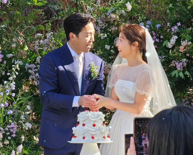 Hôn lễ mỹ nhân Quân Vương Bất Diệt: Chú rể lau nước mắt cho cô dâu, Hyeri lộ diện hậu chia tay Ryu Jun Yeol - Ảnh 6.
