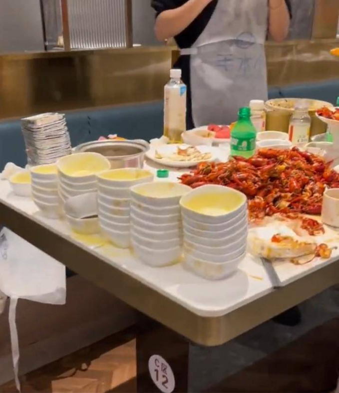 Đi ăn buffet, nhóm thanh niên &quot;xử hết&quot; 300 con cua, 80 bát chè và hơn thế nữa, &quot;chiến tích&quot; trên bàn khiến chủ nhà hàng choáng váng - Ảnh 4.