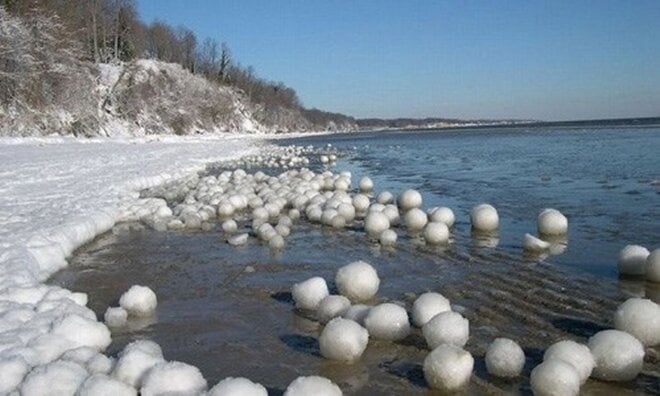 Kỳ lạ hàng ngàn quả bóng tuyết trôi dạt vào bờ biển - Ảnh 3.