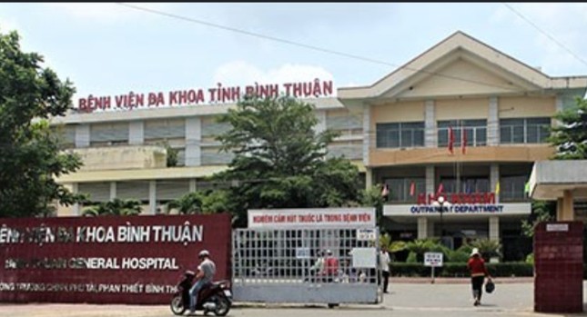 Một du khách nước ngoài rơi lầu tử vong ở khách sạn Phan Thiết - Ảnh 1.
