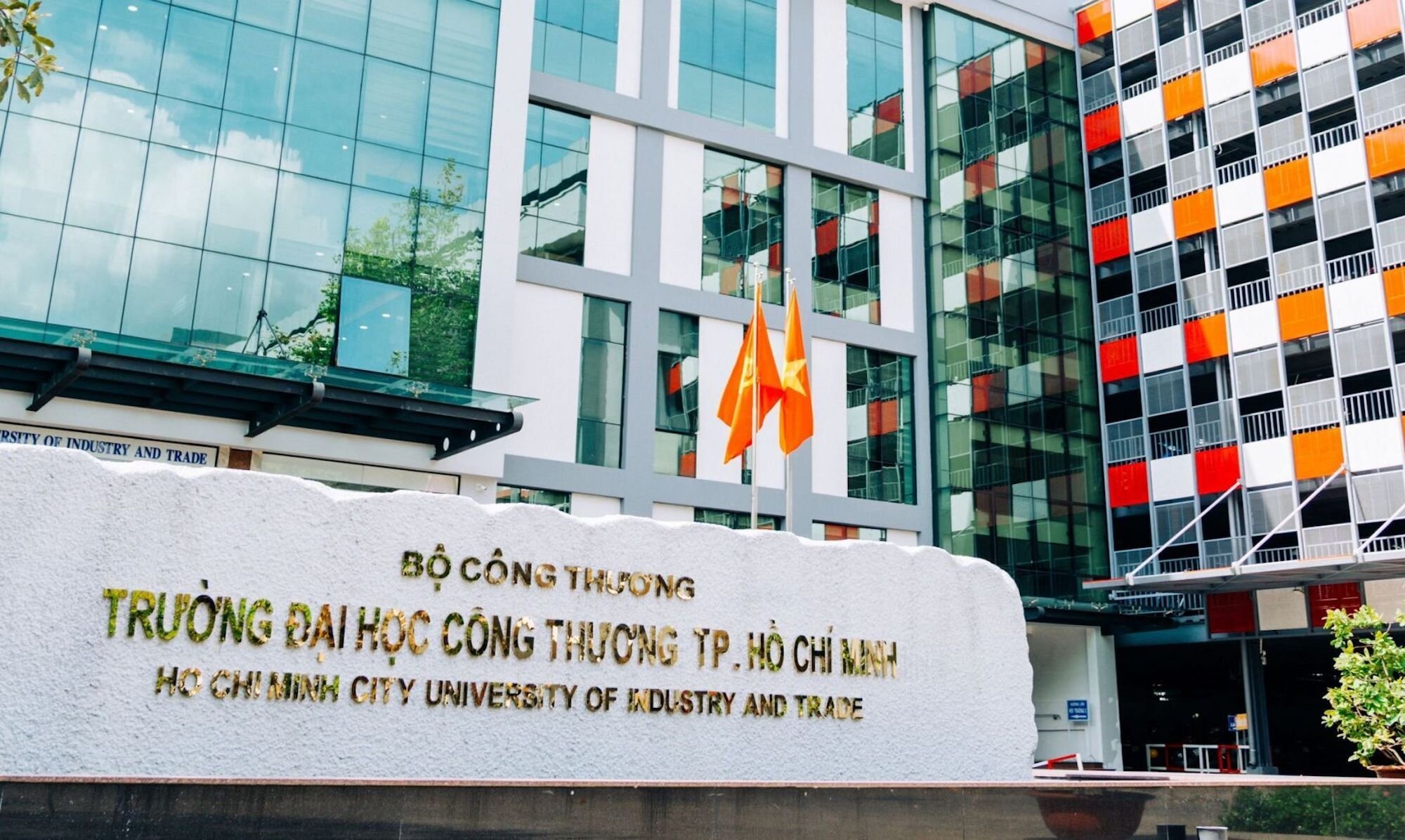 Một trường đại học thưởng Tết Nguyên đán cho lao công bằng hiệu trưởng - Ảnh 1.