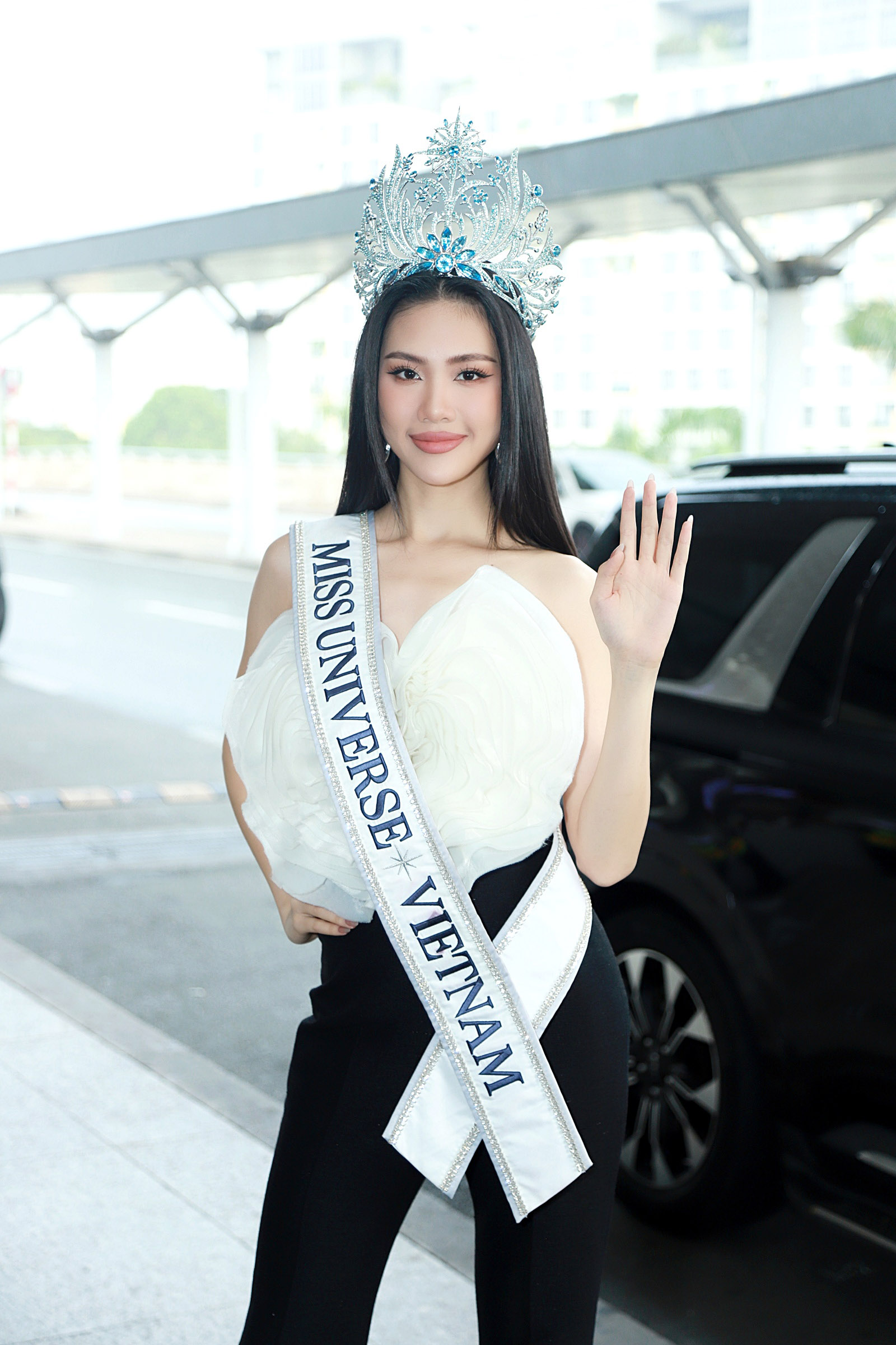 Bùi Quỳnh Hoa chính thức lên đường đi thi Miss Universe sau loạt lùm xùm, fan mang hoa ra sân bay tiễn - Ảnh 2.