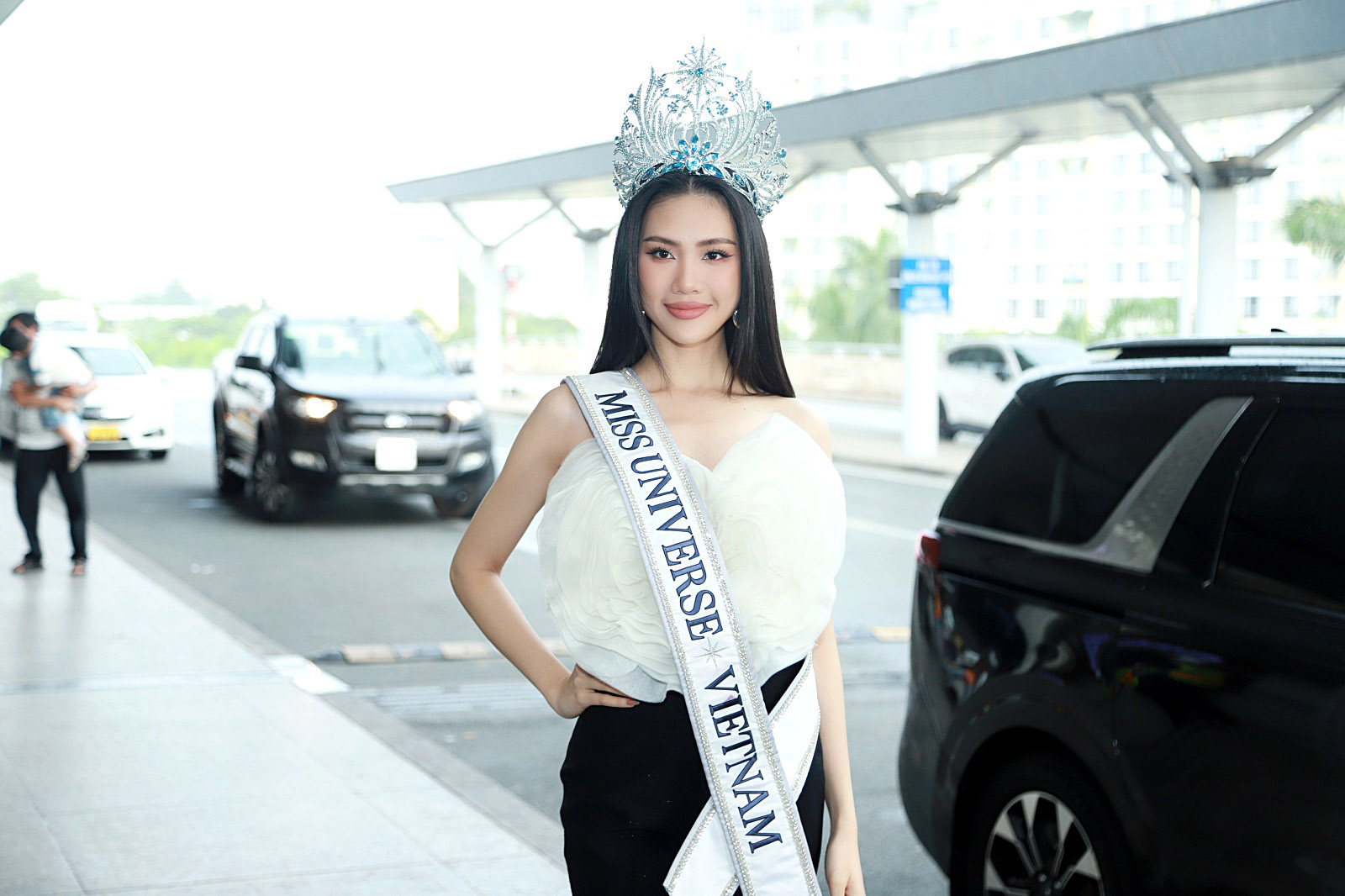 Bùi Quỳnh Hoa chính thức lên đường đi thi Miss Universe sau loạt lùm xùm, fan mang hoa ra sân bay tiễn - Ảnh 1.