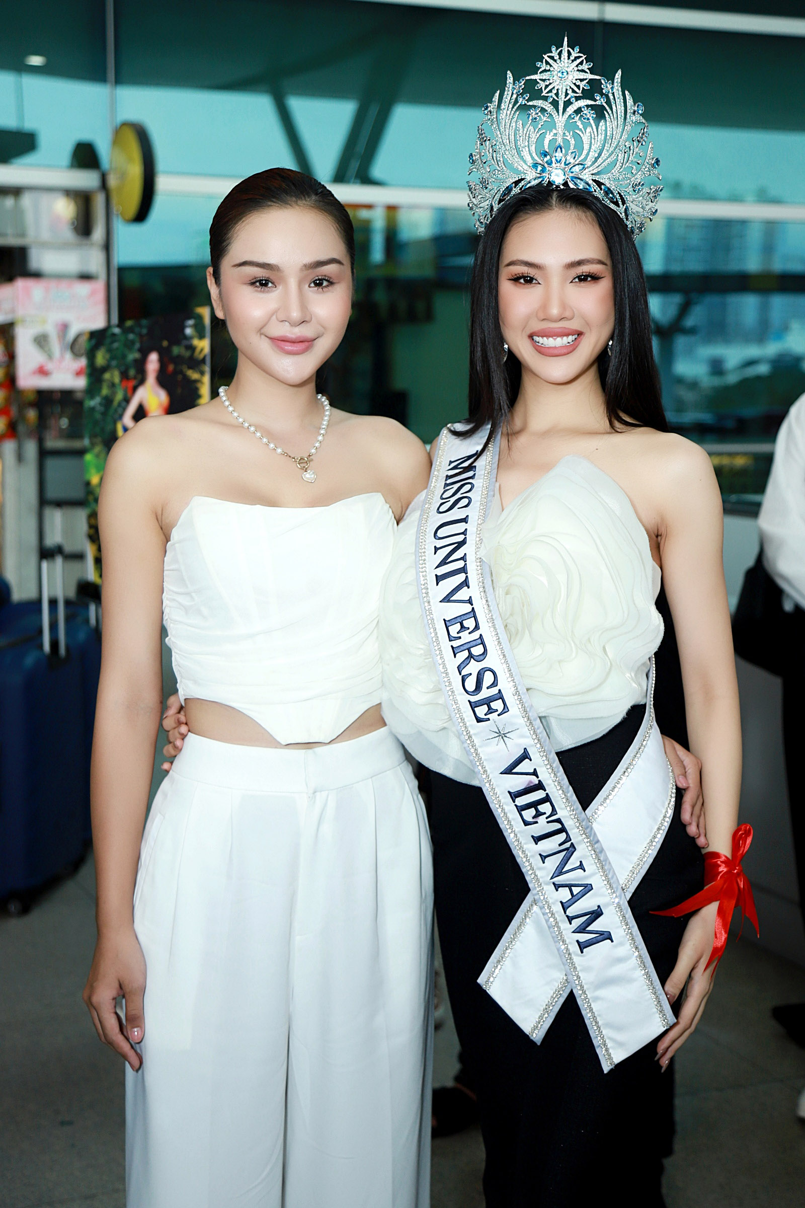Bùi Quỳnh Hoa chính thức lên đường đi thi Miss Universe sau loạt lùm xùm, fan mang hoa ra sân bay tiễn - Ảnh 3.
