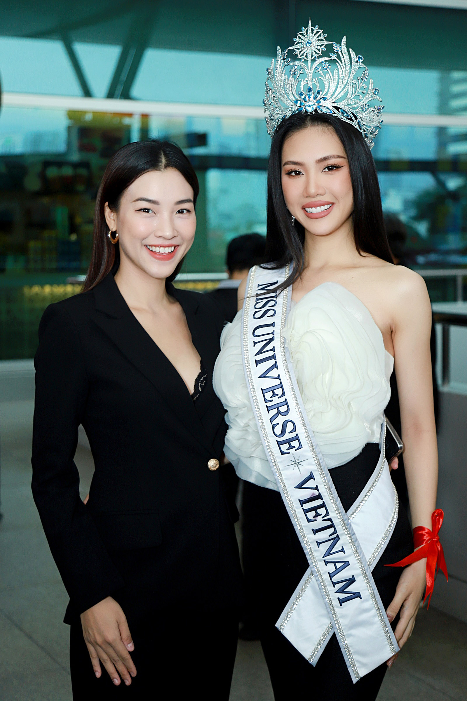 Bùi Quỳnh Hoa chính thức lên đường đi thi Miss Universe sau loạt lùm xùm, fan mang hoa ra sân bay tiễn - Ảnh 4.