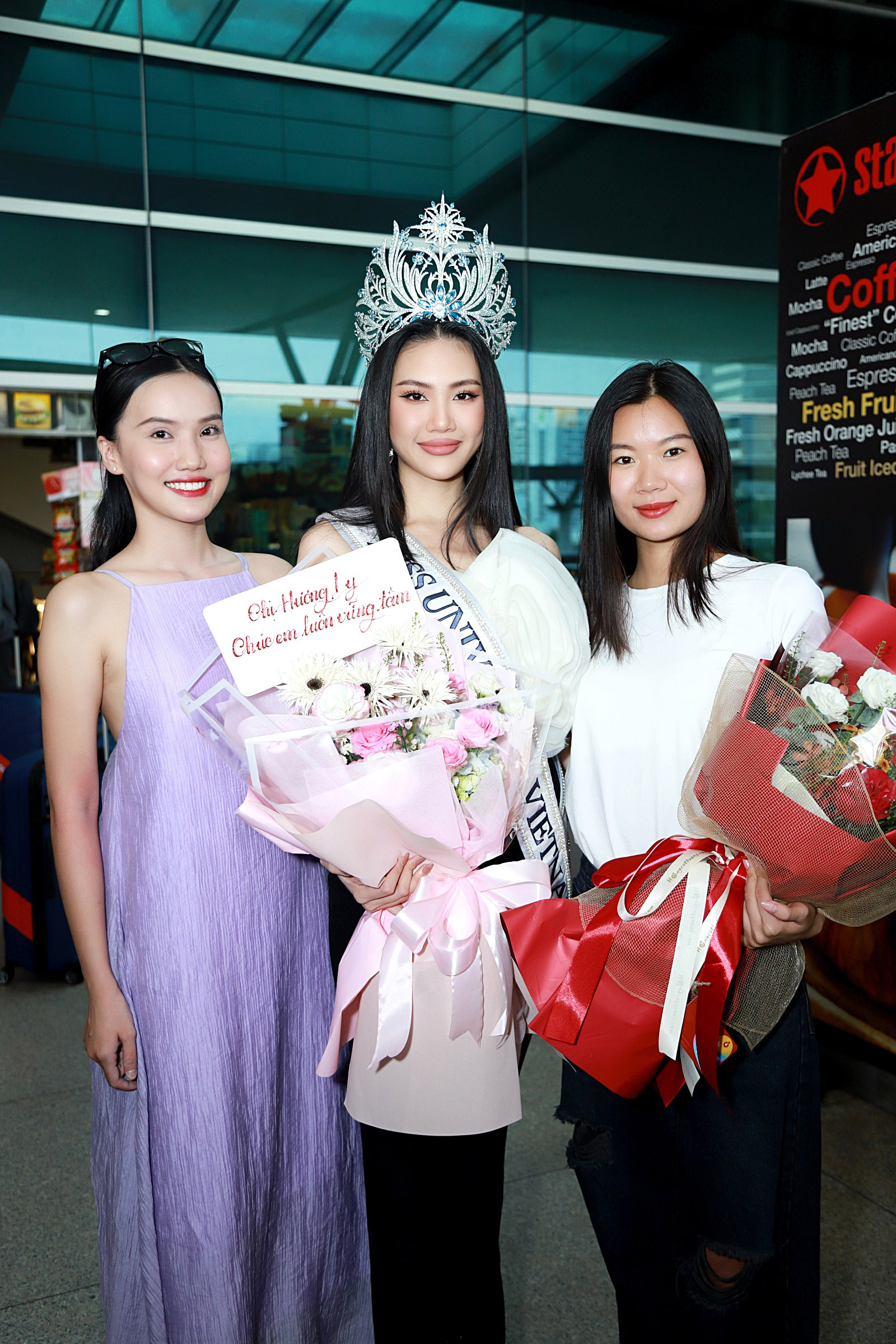 Bùi Quỳnh Hoa chính thức lên đường đi thi Miss Universe sau loạt lùm xùm, fan mang hoa ra sân bay tiễn - Ảnh 5.