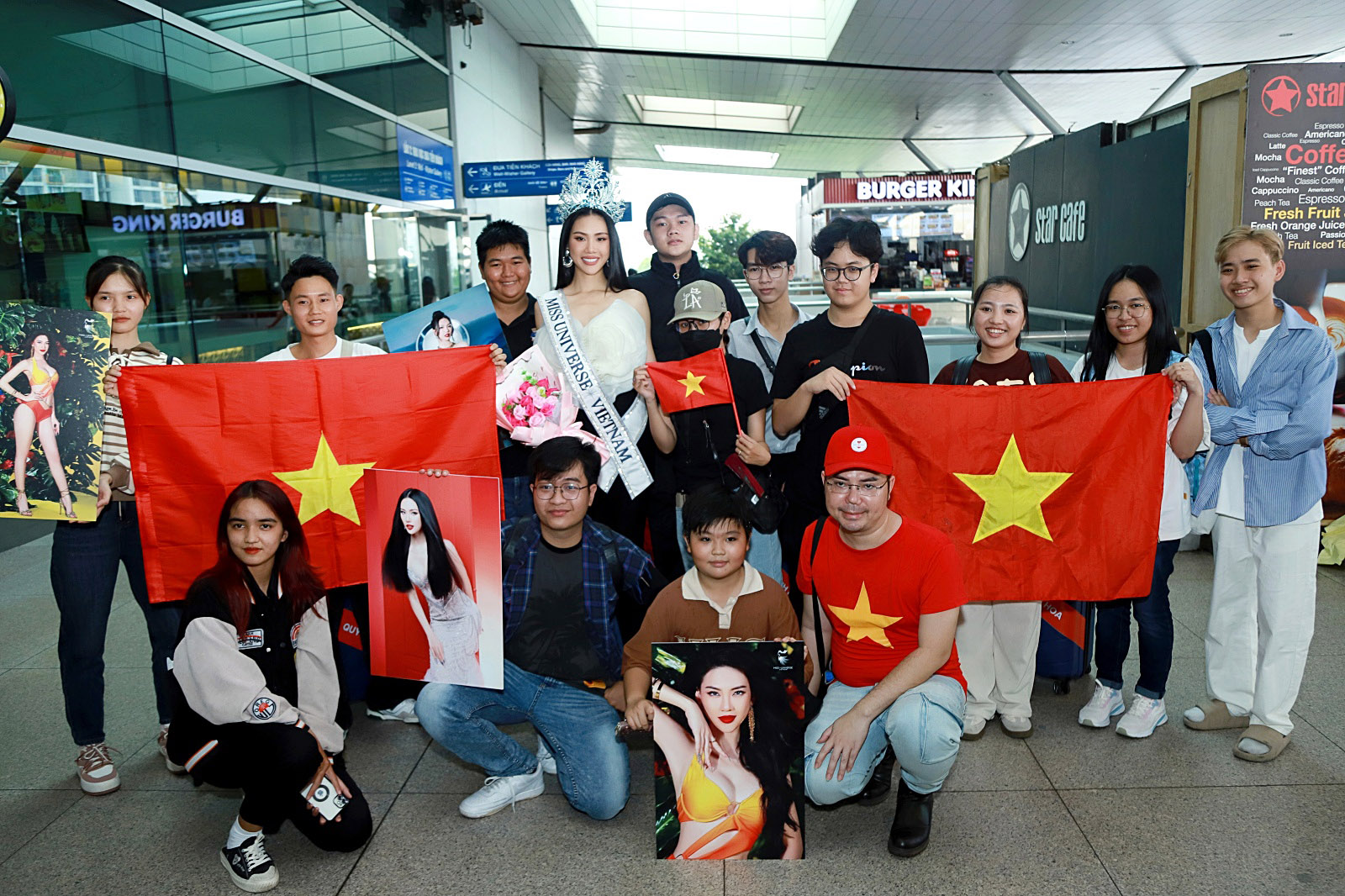 Bùi Quỳnh Hoa chính thức lên đường đi thi Miss Universe sau loạt lùm xùm, fan mang hoa ra sân bay tiễn - Ảnh 7.