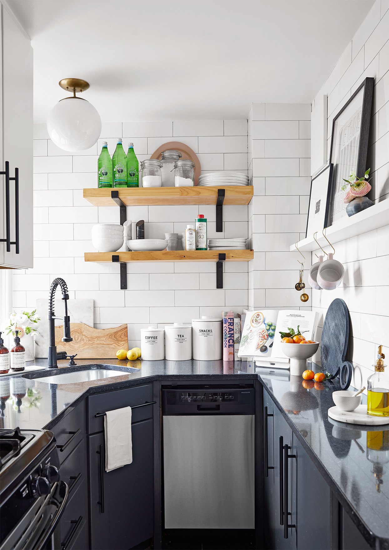 tiny-dark-grey-kitchen-design-16988941069221541399916.jpg