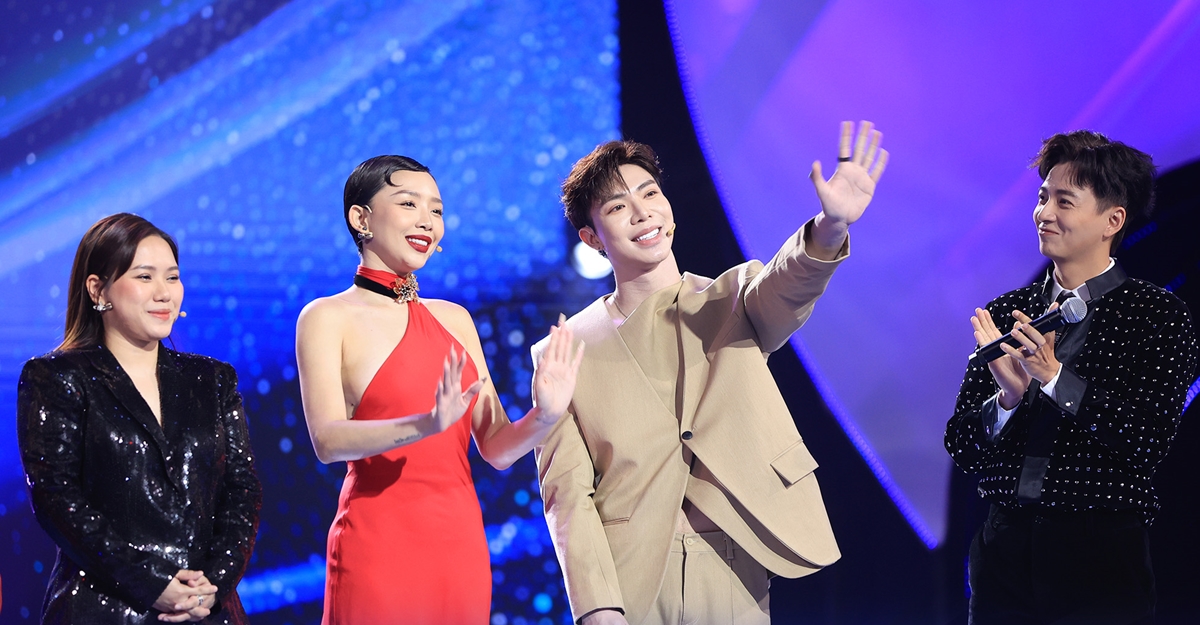 "Ca sĩ mặt nạ": Ong Bây Bi gây bất ngờ khi song ca cùng Erik - Ảnh 1. "Ca sĩ mặt nạ": Ong Bây Bi gây bất ngờ khi song ca cùng Erik - Ảnh 1.