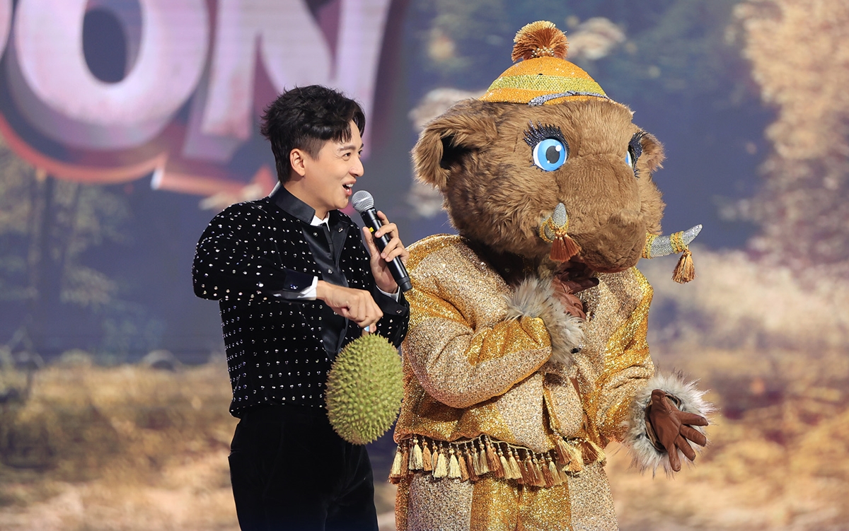 "Ca sĩ mặt nạ": Ong Bây Bi gây bất ngờ khi song ca cùng Erik - Ảnh 2. "Ca sĩ mặt nạ": Ong Bây Bi gây bất ngờ khi song ca cùng Erik - Ảnh 2.