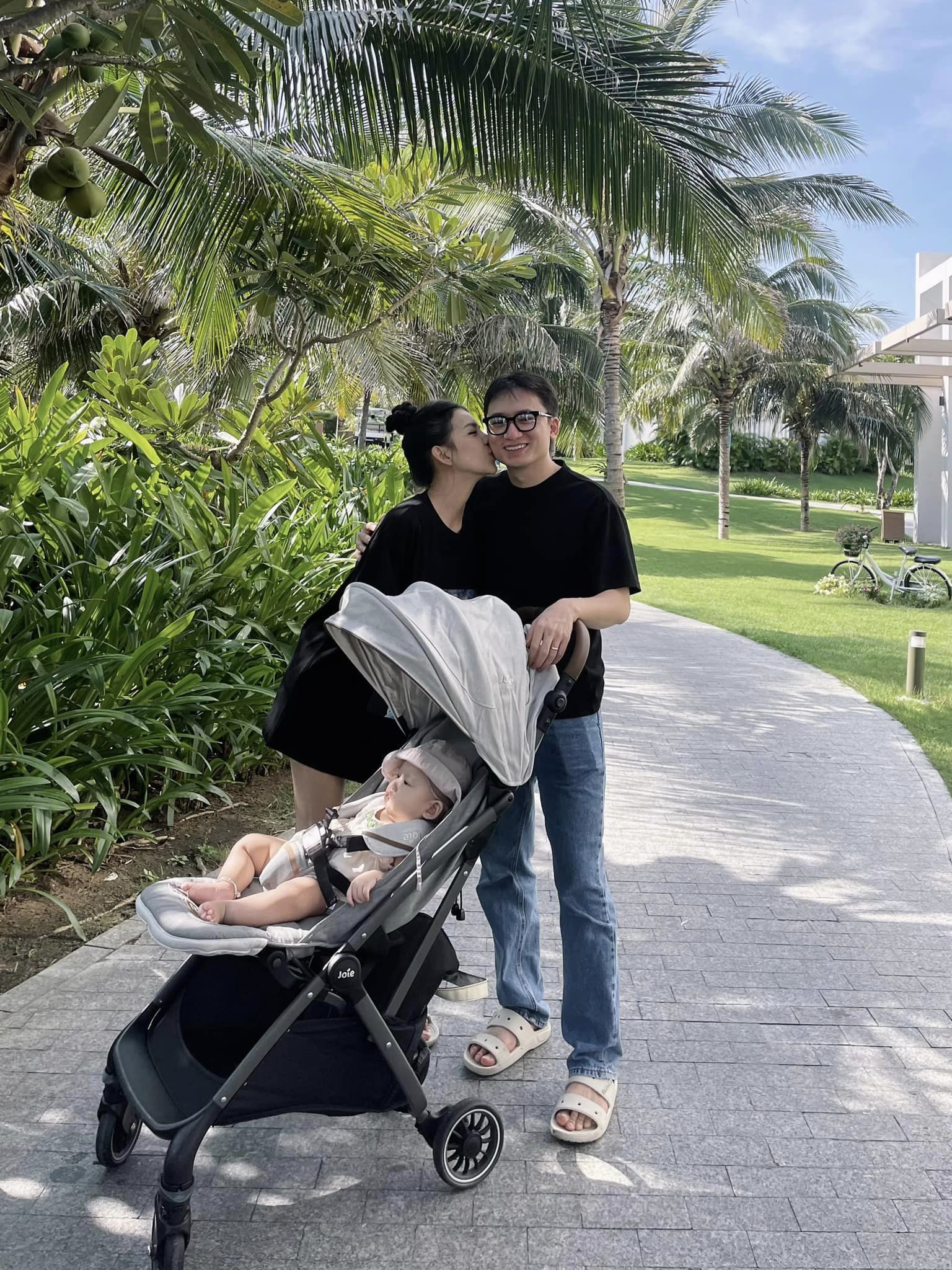 Vợ chồng Phan Mạnh Quỳnh khoe căn nhà 3 tầng mới xây: Tự tay chọn từng viên gạch, không gian xịn xò- Ảnh 10. Vợ chồng Phan Mạnh Quỳnh khoe căn nhà 3 tầng mới xây: Tự tay chọn từng viên gạch, không gian xịn xò- Ảnh 10.