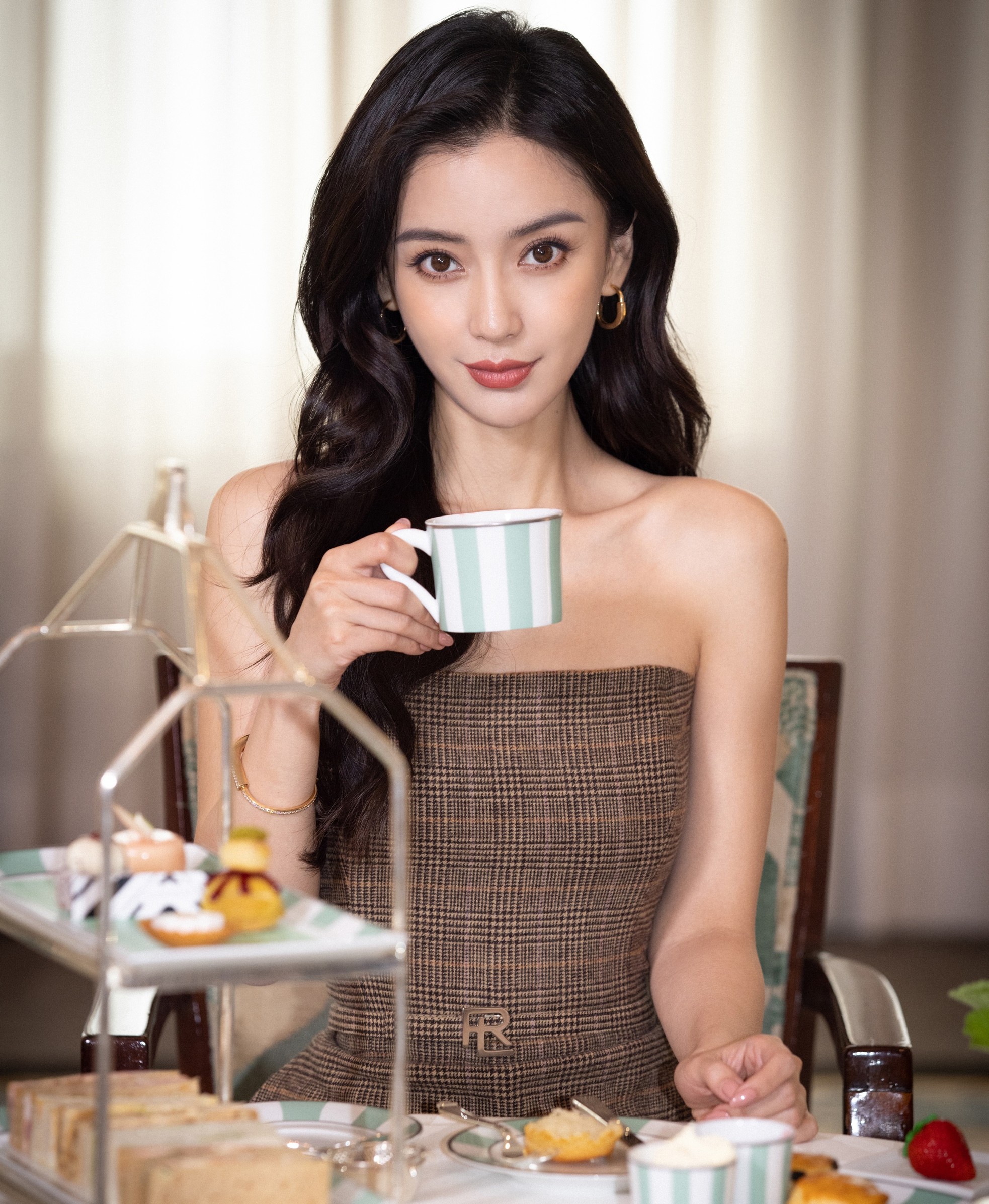 Angelababy còn lại gì khi bị cấm sóng ở tuổi 34 - Ảnh 1.