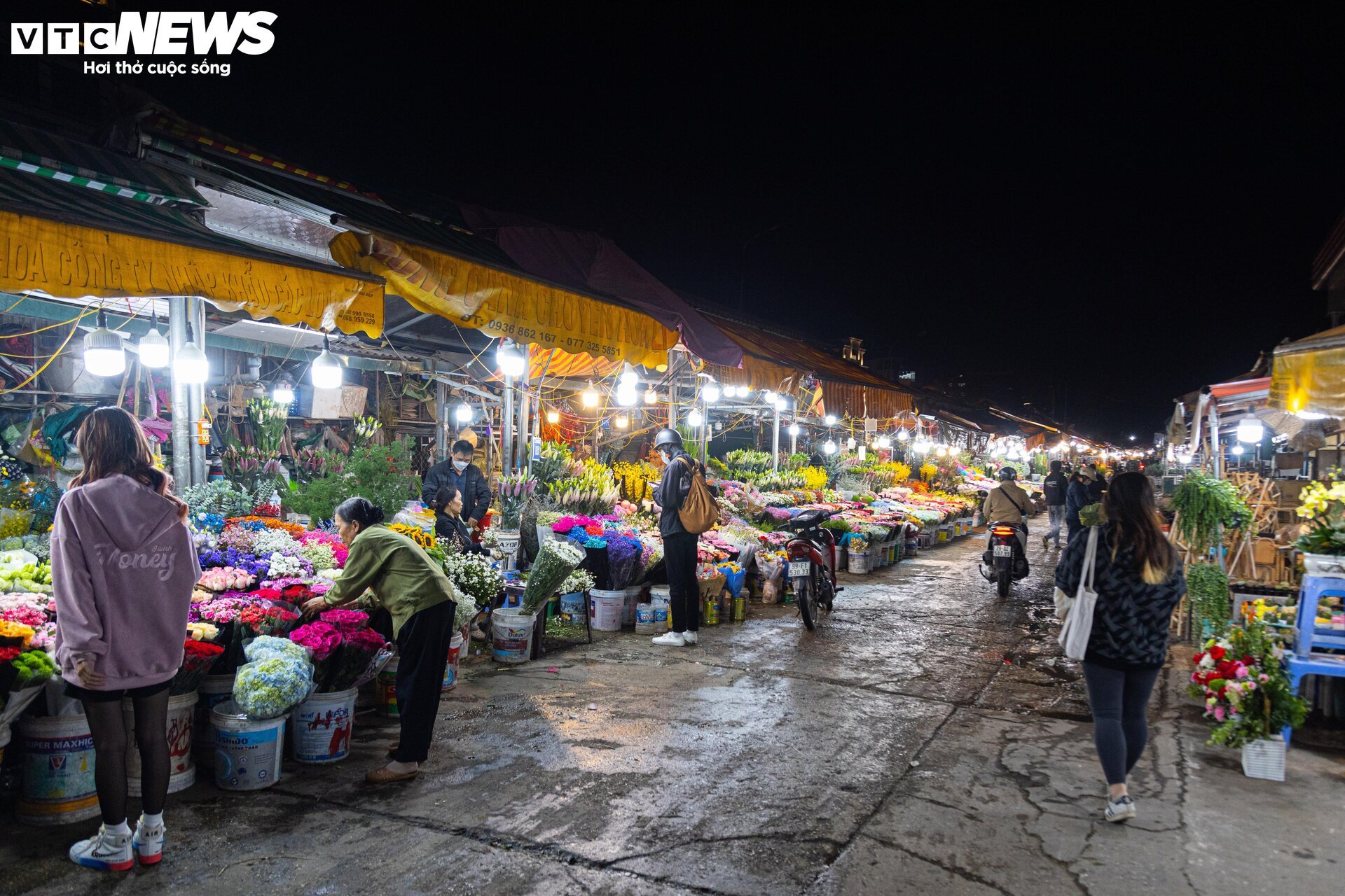 Giá hoa 20/11 tăng mạnh, nhiều cửa hàng vắng khách - Ảnh 17.