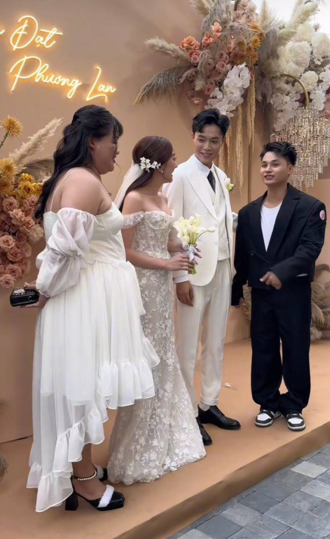 Đám cưới Phương Lan - Phan Đạt: Cô dâu cầm 2 bó hoa cưới, một trong hai mang ý nhắc nhở về sự chung thuỷ - Ảnh 4.