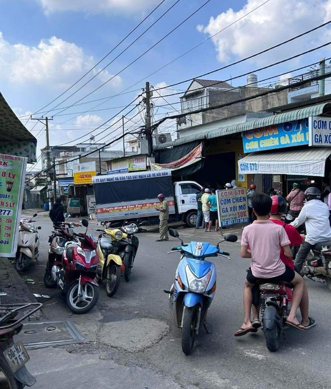 Ô tô tải tập lái va chạm xe máy, nữ sinh bị thương nặng - Ảnh 2.