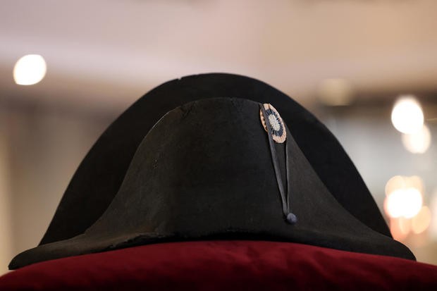 Chiếc mũ của Hoàng đế Napoleon được bán với giá lịch sử - Ảnh 1.