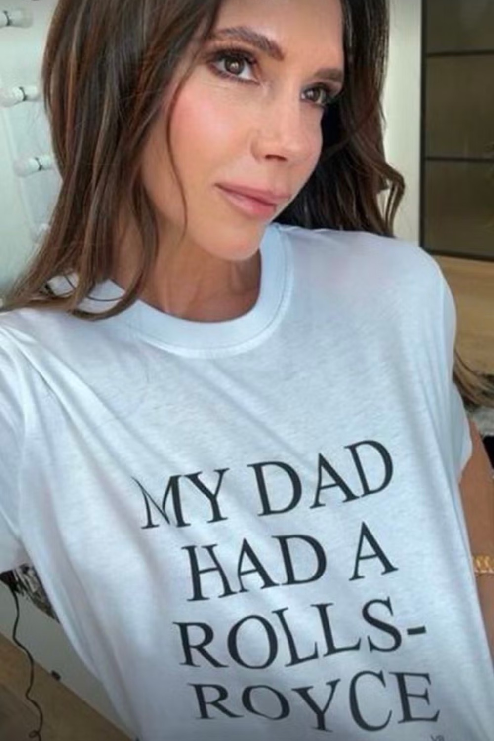 “Cao thủ không bằng tranh thủ”: Victoria Beckham bán tshirt “Bố tôi có một chiếc Rolls-Royce