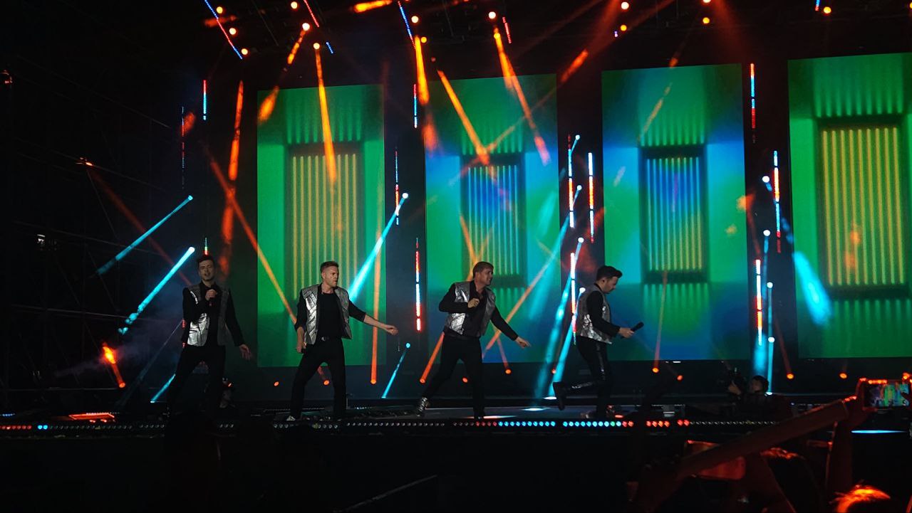 Đêm diễn đầu tiên của Westlife: Thanh xuân trở lại đầy bồi hồi, các chàng trai hát live vẫn phong độ như ngày nào!- Ảnh 4.