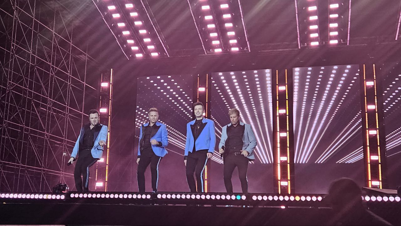 Đêm diễn đầu tiên của Westlife: Thanh xuân trở lại đầy bồi hồi, các chàng trai hát live vẫn phong độ như ngày nào!- Ảnh 3.