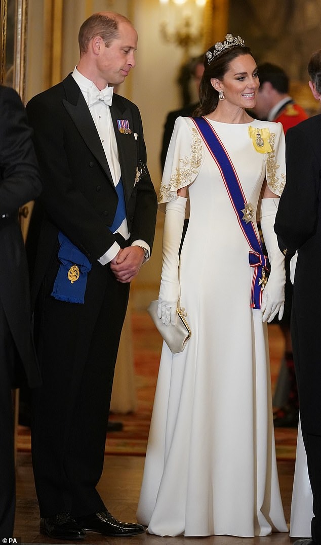 Vương phi Kate làm điều chưa từng thấy trong quốc yến tiếp Tổng thống Hàn Quốc, thành công ghi điểm nhờ chi tiết tinh tế- Ảnh 1.