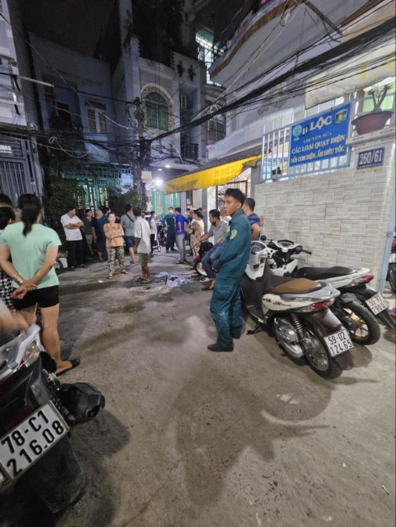 Vụ sát hại 3 mẹ con ở quận 8: Bà ngoại thoát chết trong gang tấc - Ảnh 2. Vụ sát hại 3 mẹ con ở quận 8: Bà ngoại thoát chết trong gang tấc - Ảnh 2.