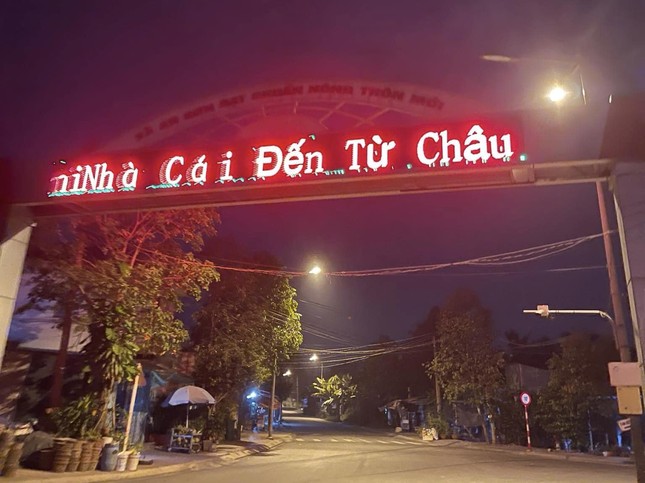 Làm rõ vụ cổng chào điện tử ở Bình Dương chạy dòng chữ lạ - Ảnh 1.