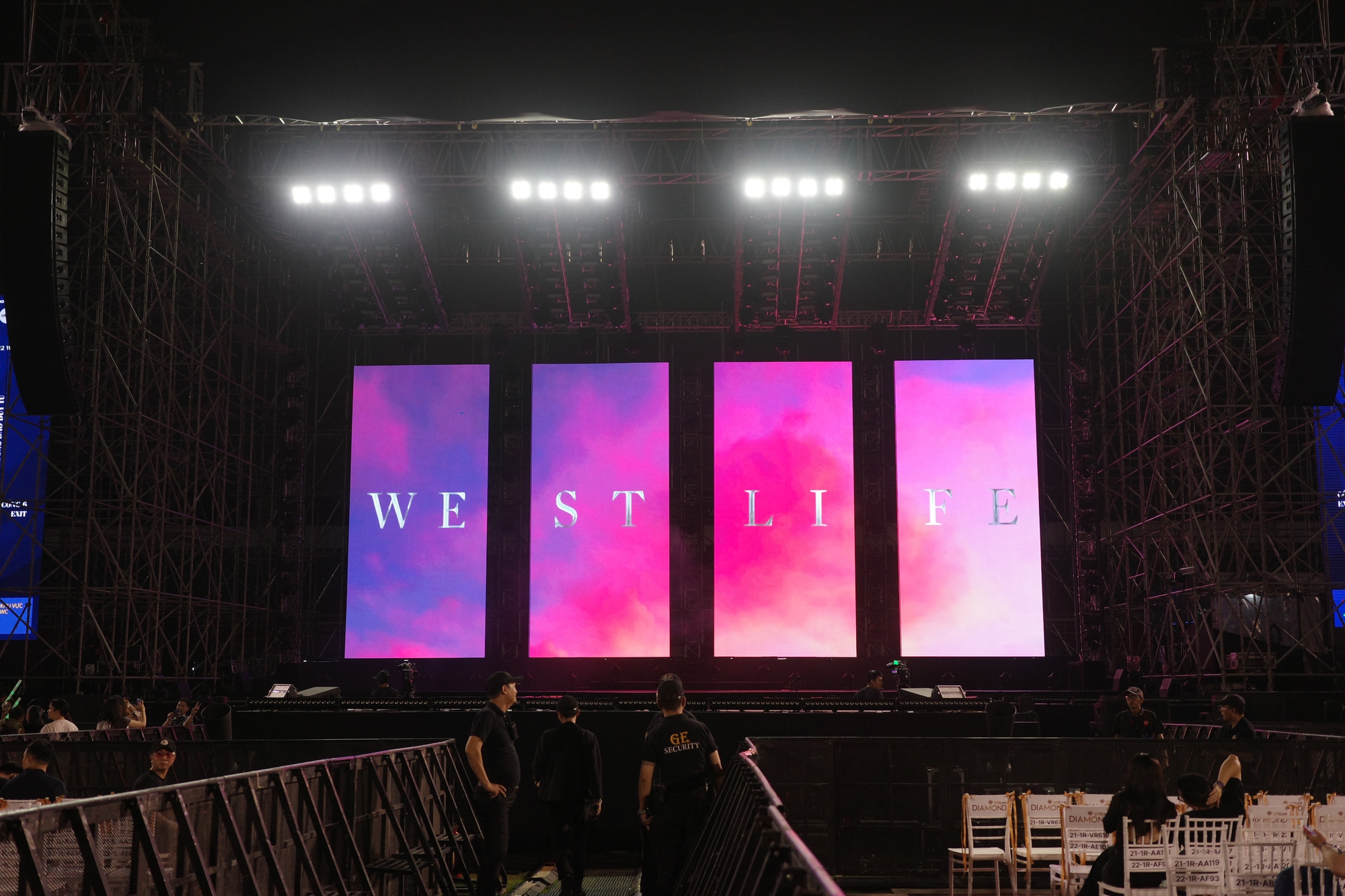 Westlife bùng nổ trong đêm đầu tiên của The Wild Dreams Tour tại TP.HCM, khán giả háo hức chờ đợi buổi biểu diễn tối nay - Ảnh 2.