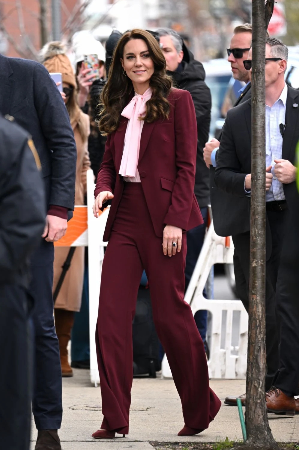 Vương phi Kate Middleton chính là &quot;sách mẫu&quot; diện trang phục màu sắc sang trọng, tinh tế - Ảnh 10.