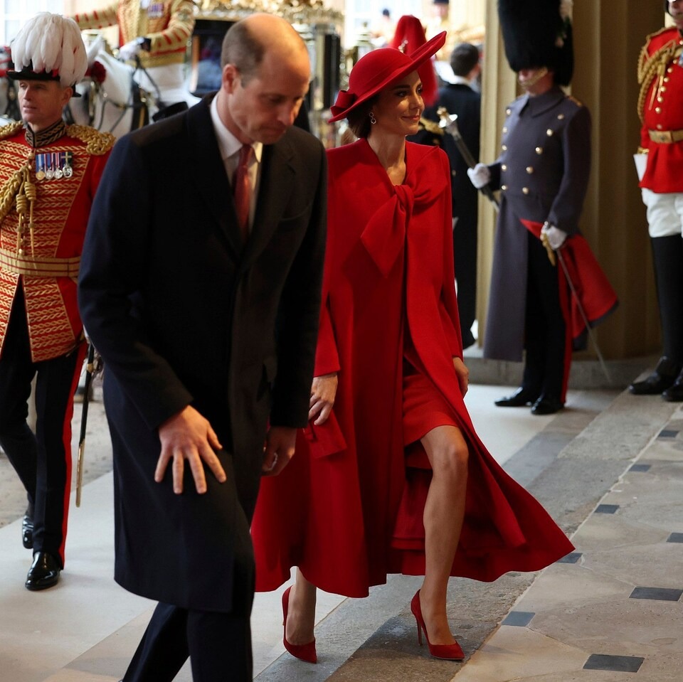 Ít người nhận ra chi tiết tinh tế trên trang phục dự quốc yến của Vương hậu Camilla và Vương phi Kate- Ảnh 5.
