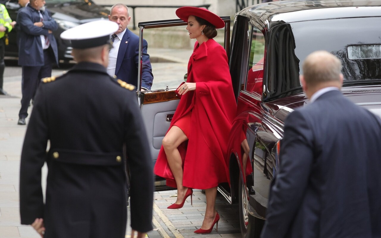 Ít người nhận ra chi tiết tinh tế trên trang phục dự quốc yến của Vương hậu Camilla và Vương phi Kate- Ảnh 6.