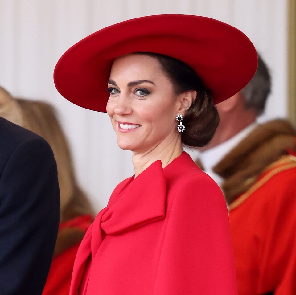 Ít người nhận ra chi tiết tinh tế trên trang phục dự quốc yến của Vương hậu Camilla và Vương phi Kate- Ảnh 2.