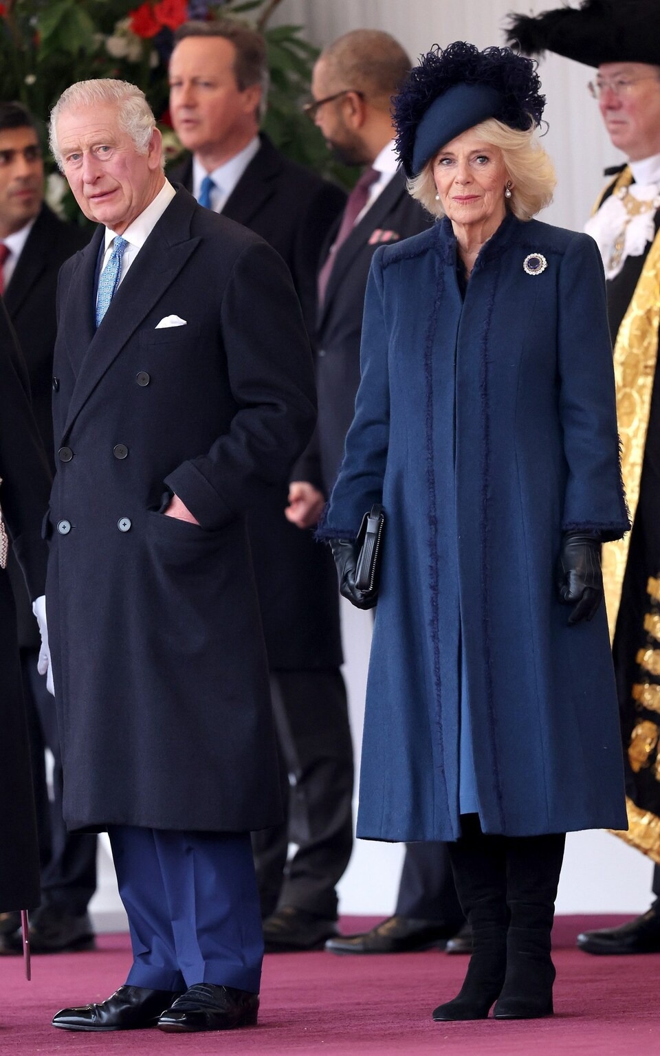 Ít người nhận ra chi tiết tinh tế trên trang phục dự quốc yến của Vương hậu Camilla và Vương phi Kate- Ảnh 3.