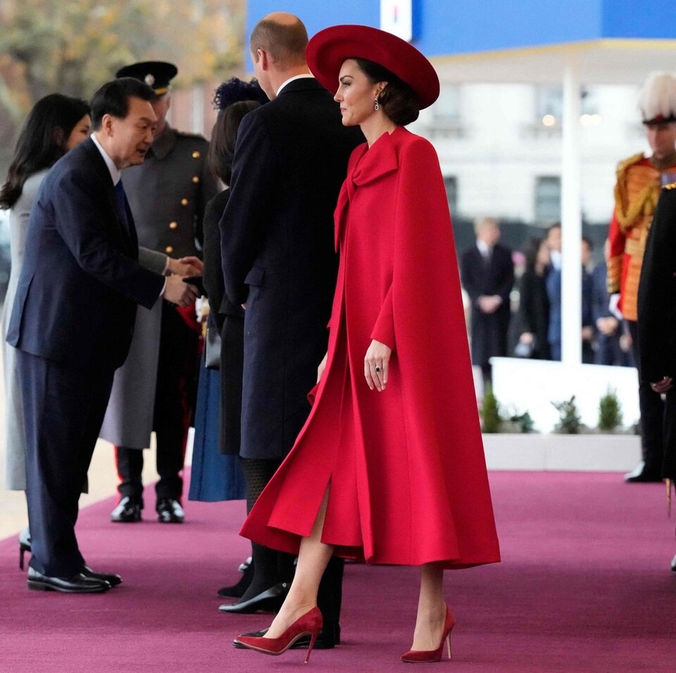 Ít người nhận ra chi tiết tinh tế trên trang phục dự quốc yến của Vương hậu Camilla và Vương phi Kate- Ảnh 4.
