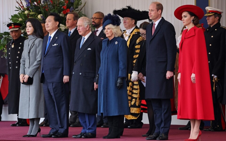 Ít người nhận ra chi tiết tinh tế trên trang phục dự quốc yến của Vương hậu Camilla và Vương phi Kate- Ảnh 1.