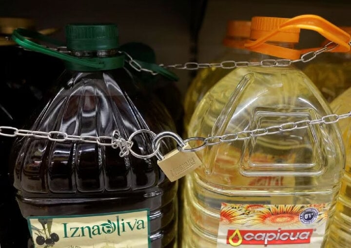 Trộm cắp tăng vọt, các siêu thị Tây Ban Nha khóa từng chai dầu ô liu - Ảnh 1.