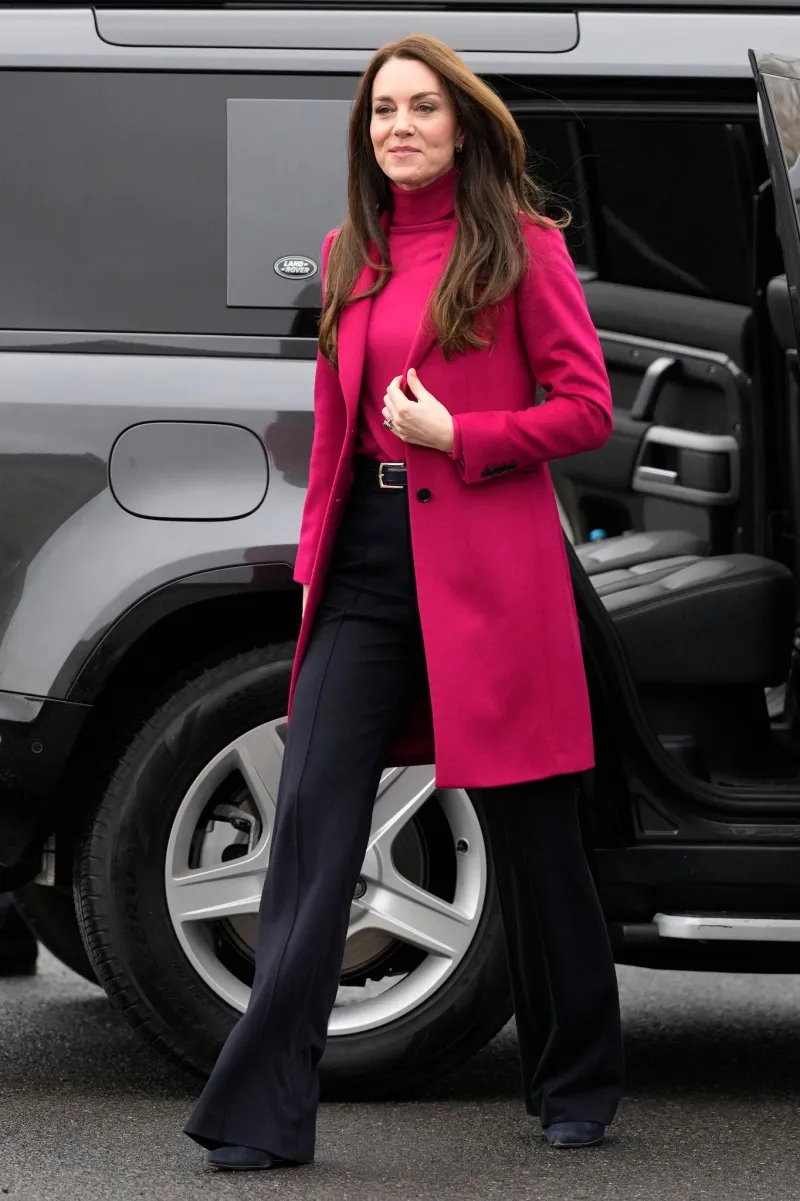 Vương phi Kate Middleton chính là &quot;sách mẫu&quot; diện trang phục màu sắc sang trọng, tinh tế - Ảnh 5.