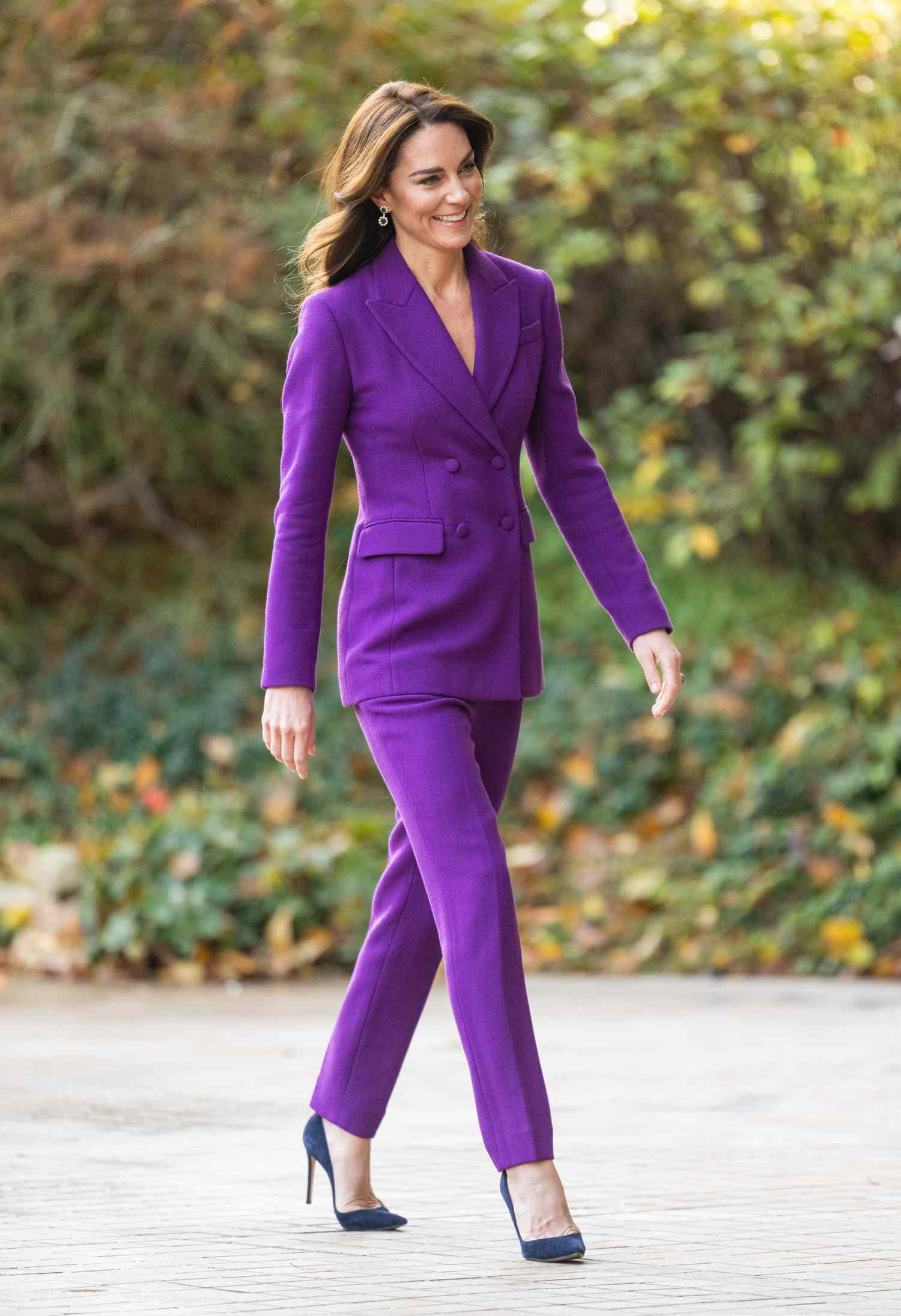 Vương phi Kate Middleton chính là &quot;sách mẫu&quot; diện trang phục màu sắc sang trọng, tinh tế - Ảnh 4.