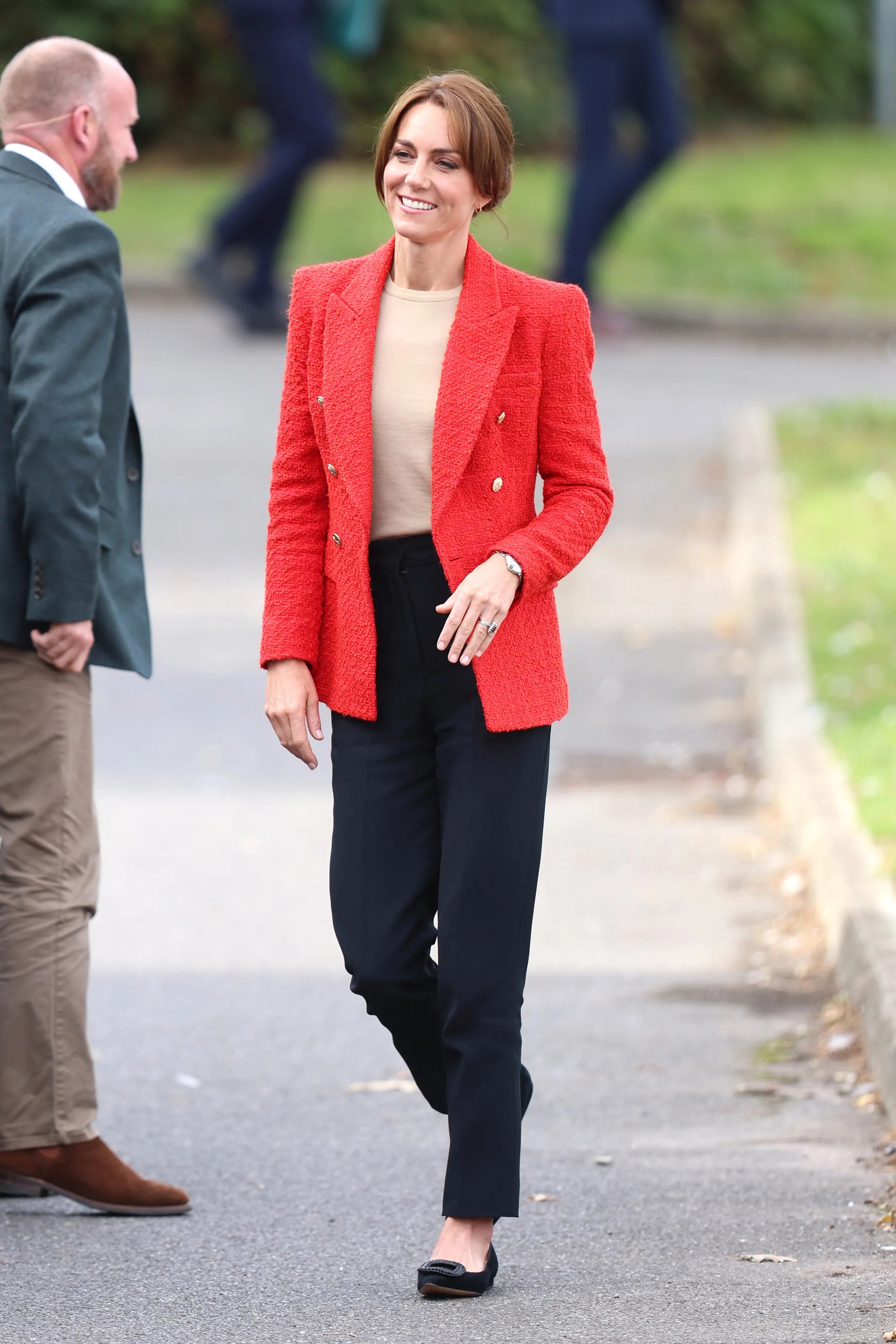 Vương phi Kate Middleton chính là &quot;sách mẫu&quot; diện trang phục màu sắc sang trọng, tinh tế - Ảnh 1.