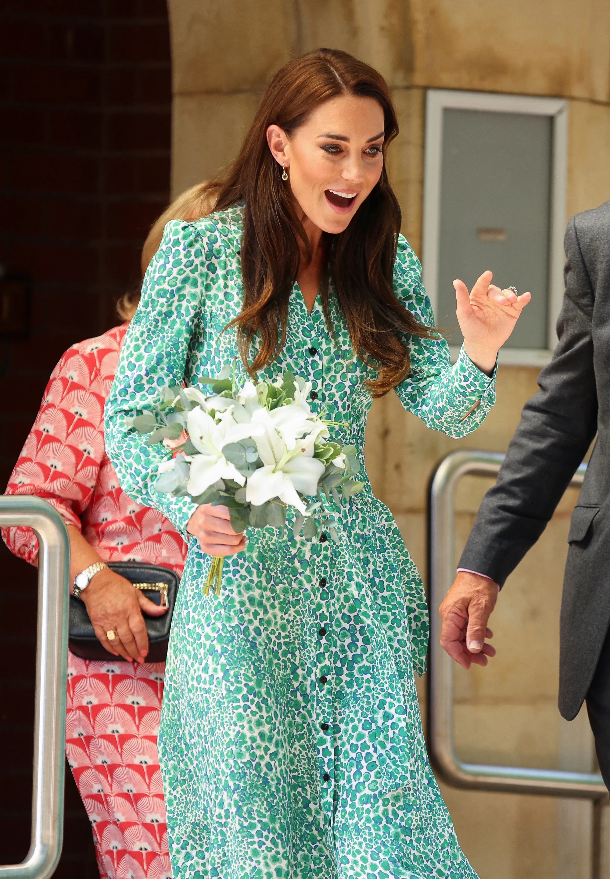 Vương phi Kate Middleton chính là &quot;sách mẫu&quot; diện trang phục màu sắc sang trọng, tinh tế - Ảnh 2.